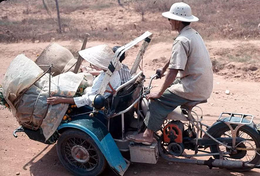Chuyến xích lô máy ở ngoại ô Sài Gòn. Ảnh: Oldspooksandspies.org.