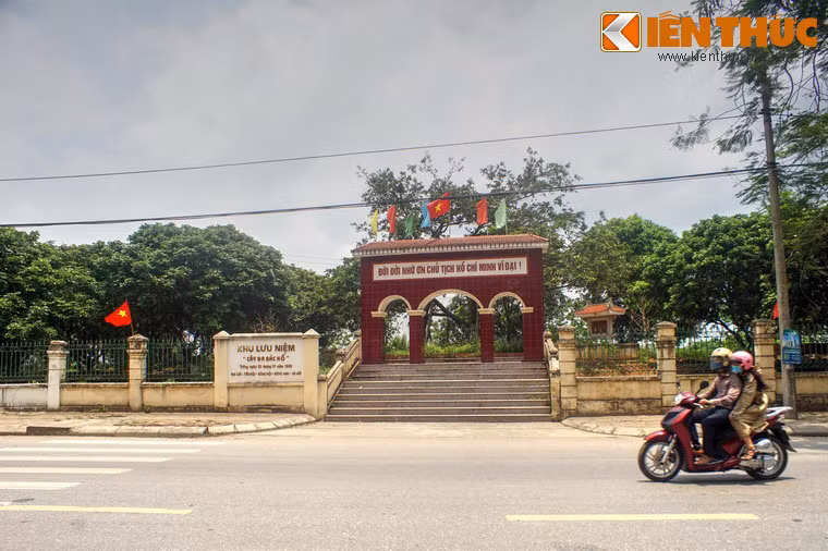 Nằm ở trung tâm xã Đông Hội, huyện Đông Anh, Hà Nội, Khu lưu niệm Cây đa Bác Hồ là một địa danh lịch sử gắn liền với phong trào Tết trồng cây do Chủ tịch Hồ Chí Minh khởi xướng.