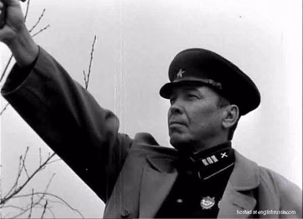 Người chỉ huy bắn súng lệnh. Ảnh: English Russia.