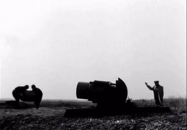 Viên đạn được đưa vào bệ phóng, trông giống như một cỗ đại bác với cỡ nòng quá khổ. Ảnh: English Russia.