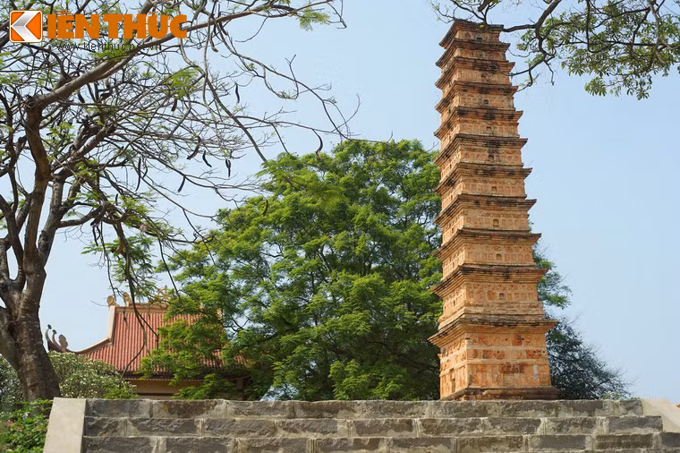  Tháp Bình Sơn (còn gọi là tháp Then, tháp chùa Vĩnh Khánh) nằm trong khuôn viên chùa Vĩnh Khánh ở thị trấn Tam Sơn, huyện Sông Lô, tỉnh Vĩnh Phúc, là ngọn tháp tiêu biểu cho kiến trúc chùa tháp thời Lý-Trần là ngọn tháp đất nung đời Trần cao nhất còn lại đến ngày nay.