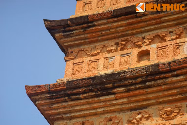 Theo khảo sát, tháp được xây dựng bằng 13.200 viên gạch nung, gồm 2 loại trong đó có một loại hình vuông kích thước là 0,22m × 0,22m, một loại hình chữ nhật kích thước 0,45m × 0,22m.