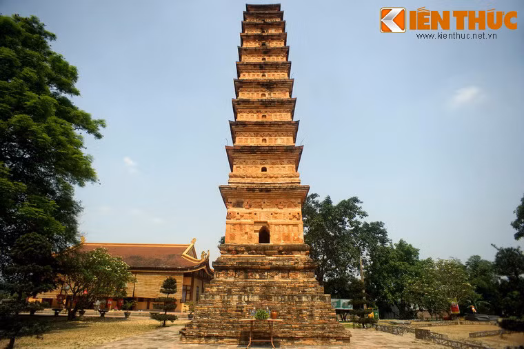 Tương truyền, ngọn tháp nguyên bản có 15 tầng, trên nóc tháp có một hình khối búp hoa sen chưa nở bằng đất nung tạo cho tháp một dáng vẻ thanh thoát vươn cao.