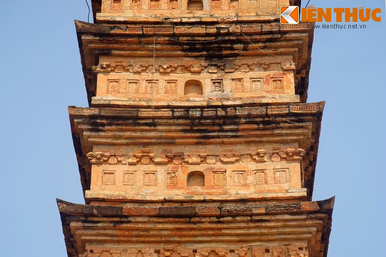 Những tầng trên trang trí thưa dần và hình dáng cũng đơn giản hơn với các họa tiết như hoa chanh, lá sòi (hoa dấu phảy)...