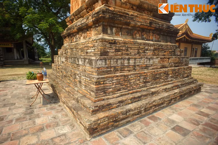 Sau nhiều thế kỷ tồn tại, tháp Bình Sơn từng đứng trước nguy cơ sụp đổ vào thập niên 1960 do các trận lụt liên miên làm sói lở chân tháp. Nhu cầu tu bổ tháp được đặt ra cấp thiết trong bối cảnh miền Bắc đang trong giai đoạn chiến tranh khốc liệt.