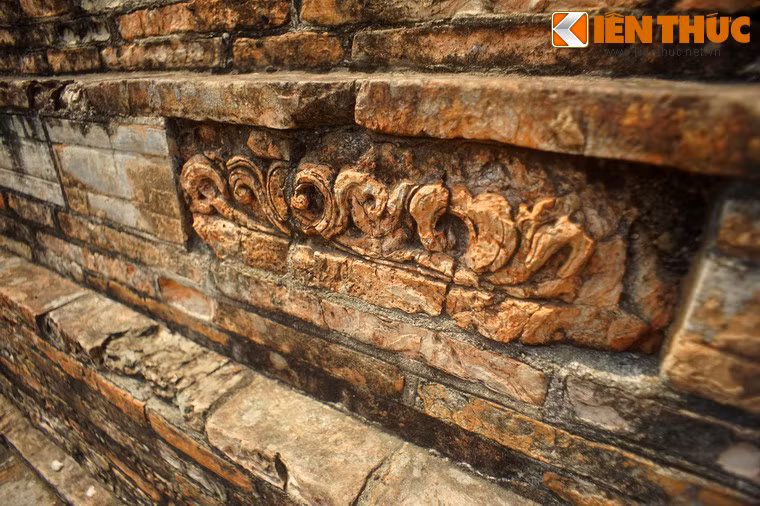 Từ tháng 5/1972, quá trình phục chế tháp theo lối thủ công được thực hiện. Việc làm gạch để thay thế và bổ sung những chỗ bị vỡ trên tháp, bị nát, bị khuyết, bị lũ quét, phải kéo dài đến hai năm.