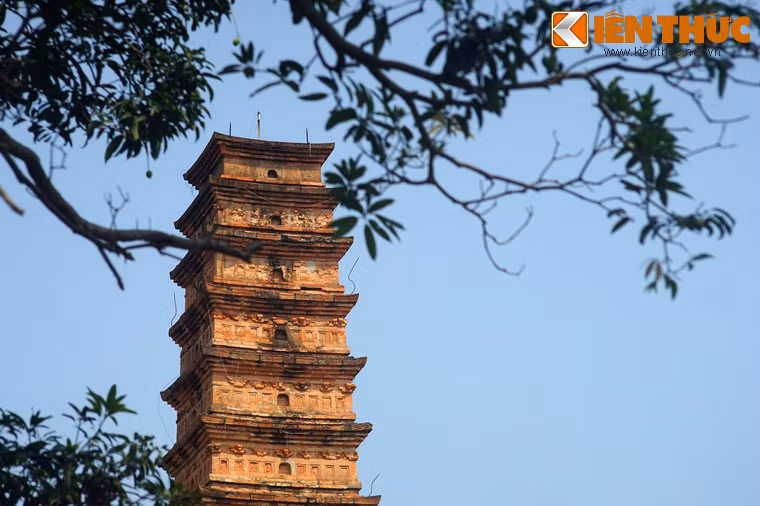 Về mặt tín ngưỡng, có nhiều truyền thuyết liên quan đến tháp Bình Sơn, cho thấy vị trí đặc biệt của tháp trong văn hóa tâm linh và ý thức cộng đồng của người dân bản địa.