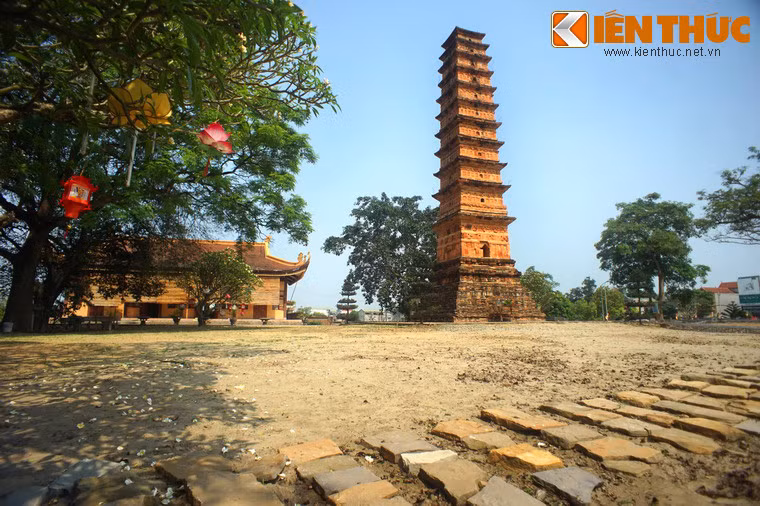 Đầu tiên có thể kể đến truyền thuyết về xuất xứ cây tháp, vốn là một tháp lớn dựng trong vườn tháp ở giữa cánh đồng Nẫu xã Tứ Yên, Lập Thạch, sau một đêm mưa bão thì nhảy về vị trí hiện nay...