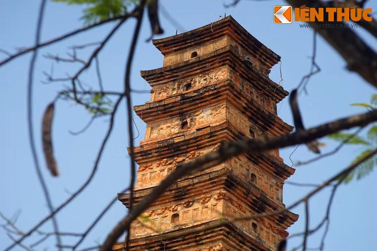 Một nét độc đáo khác của tháp Bình Sơn là tòa tháp này được xây dựng không cần vôi vữa. Để làm điều này, những người xây dựng tháp đã sử dụng những viên gạch được chế tác có mấu và có gờ chỉ để giữ lấy nhau, đó là phương pháp xây gạch khẩu ở chân bệ.