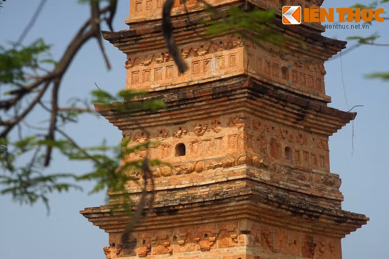 Ngoài ra, còn một cách khác là mỗi viên gạch có một lỗ hình thang, hai viên gạch xếp sát nhau, tạo thành một mộng cá và người ta đổ chì vào mộng cá đó để giữ hai viên gạch với nhau, đó là phương pháp xây bằng cá chì.