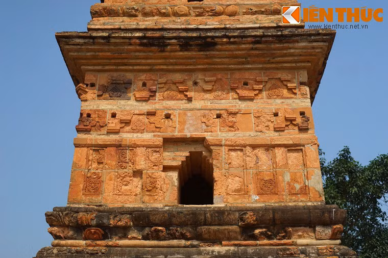 Trong lòng tháp là một khoảng rỗng nhỏ chạy suốt chân tháp lên đến ngọn.