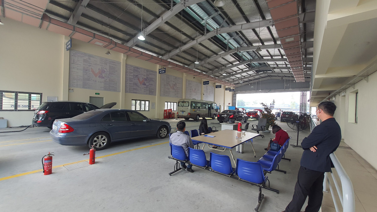 Theo chỉ đạo của Sở GTVT Hà Nội, các trung tâm đăng kiểm xe cơ giới tiếp tục khắc phục khó khăn, nâng cao tinh thần phục vụ người dân, doanh nghiệp; chủ động bố trí hợp lý nhân lực nhằm đáp ứng nhu cầu kiểm định xe, nâng cao năng suất và phải bảo đảm chất lượng kiểm định an toàn phương tiện theo quy định.