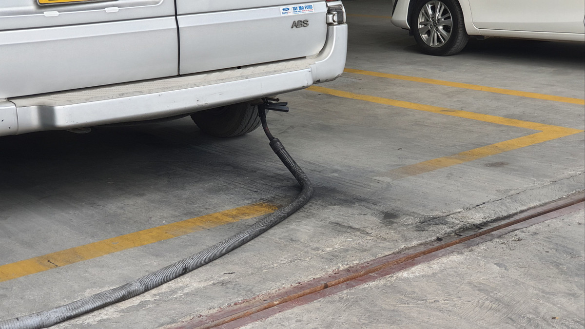 Một xe vận tải, dịch vụ trong quy trình kiểm tra khí thải.