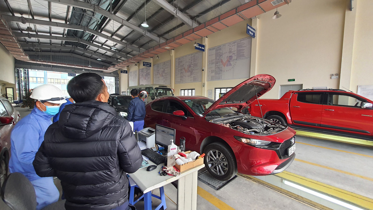 Các đăng kiểm viên làm việc tập trung, cật lực để vừa đảm bảo đúng quy trình nhưng cũng nhanh nhất có thể để người dân không phải chờ đợi quá lâu, ùn ứ.