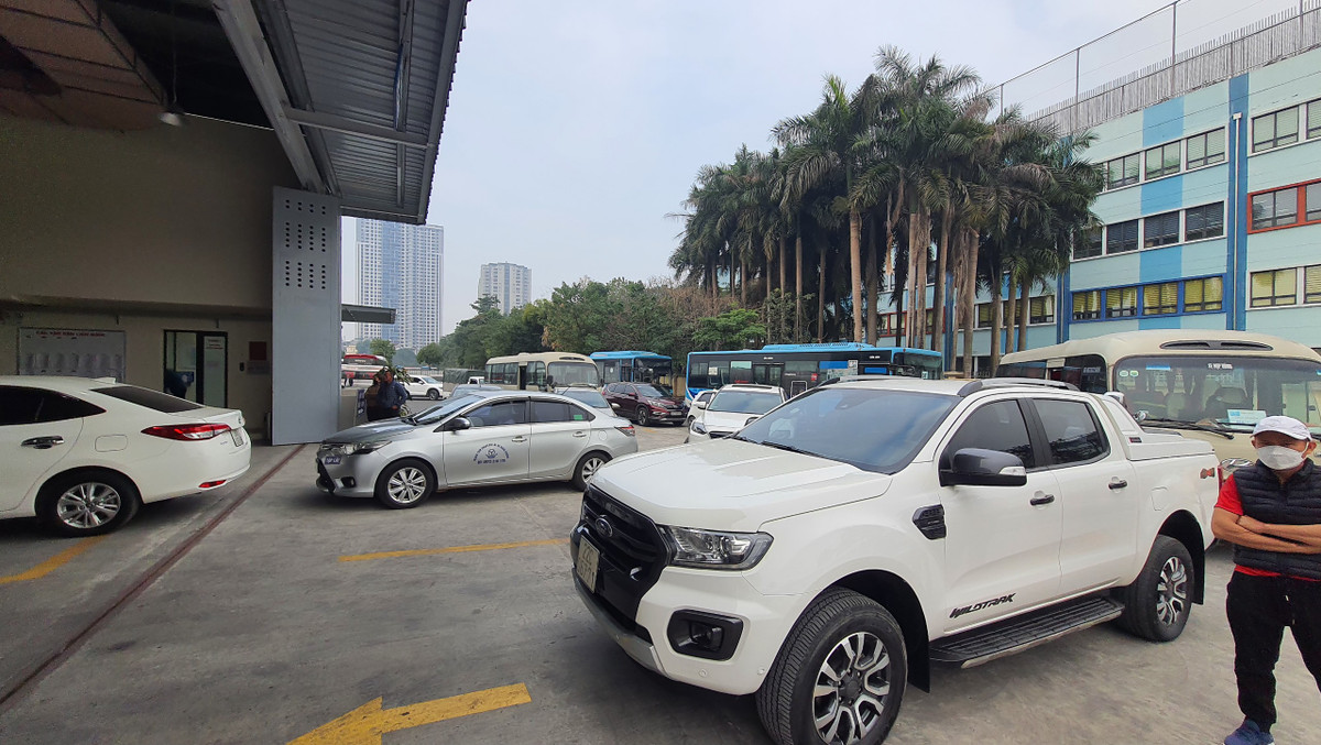 Cũng theo ông Hưng, mỗi ngày tại đây thực hiện kiểm định cho khoảng 150 phương tiện, chủ yếu là xe ô tô con. Muốn tăng số lượng cũng không được vì nhân lực có hạn. Hơn nữa, Đăng kiểm viên luôn phải tập trung cao độ để kiểm tra nhanh chóng nhưng phải đảm bảo quy trình và cẩn thận. Từ trước Tết, cán bộ công nhân viên TTĐK luôn tăng ca, làm thêm giờ để phục vụ người dân. 