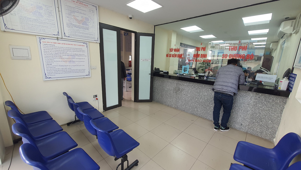 Để tránh phải xếp hàng chờ đợi, nhiều tài xế đến làm thủ tục từ sáng.