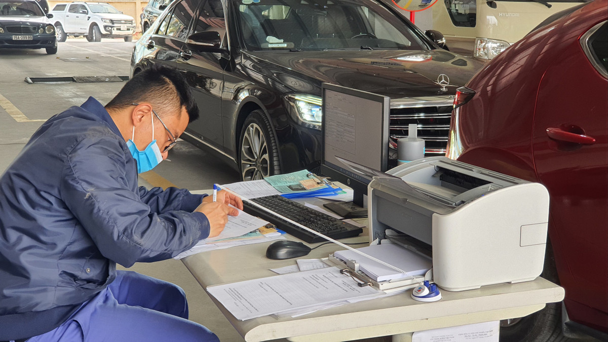 Các đăng kiểm viên tập trung cao độ, tăng ca để phục vụ nhu cầu người dân.