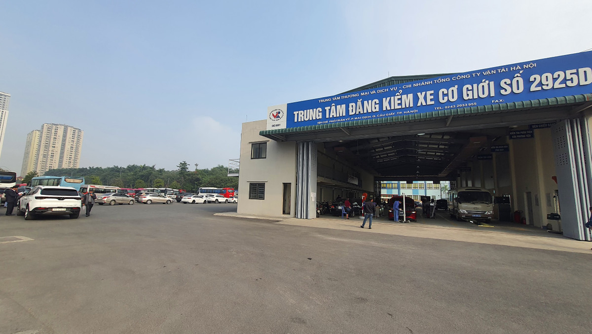 Các xe đến đăng kiểm được nhân viên hướng dẫn ngay từ phía ngoài nên không có cảnh ồn ào, náo loạn mà xếp hàng rất quy củ, gọn gàng.