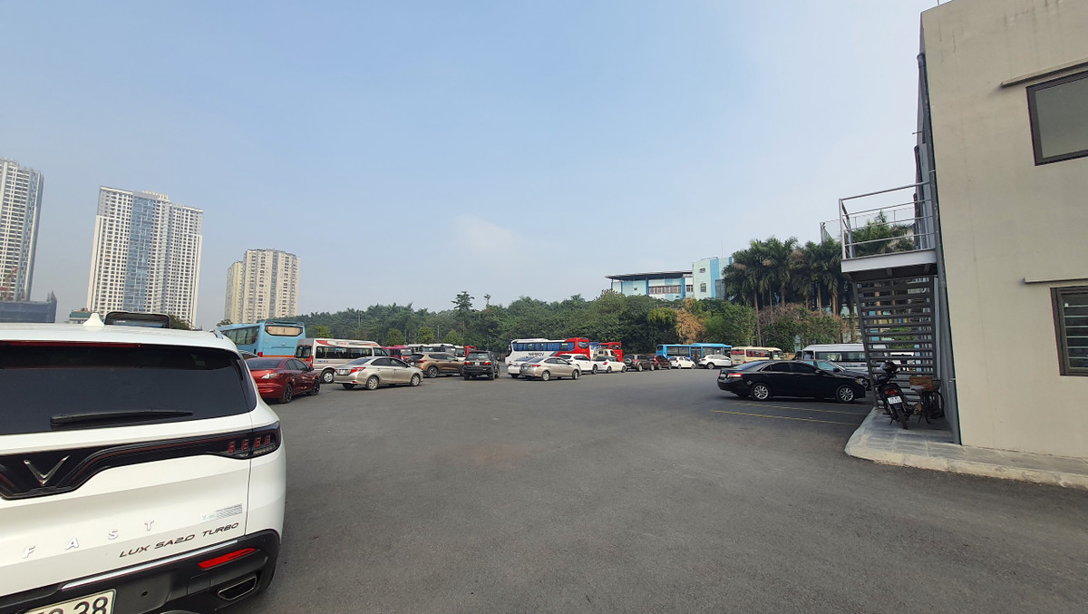 Từ 10h hằng ngày trở đi là thời điểm phương tiện đến đăng kiểm đông nhất. Người dân đến đăng kiểm nên tham khảo trước thông tin, khắc phục các lỗi trước khi đến TTĐK để tránh phải đưa xe đi khắc phục lỗi dẫn đến mất thời gian.