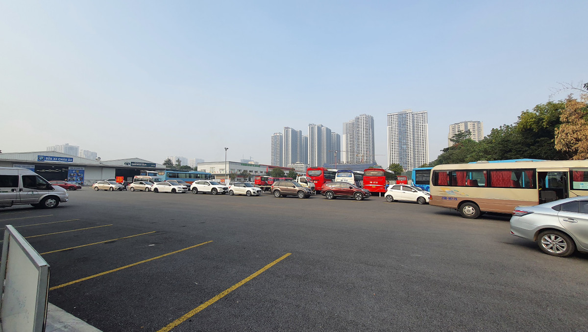 Ghi nhận của PV tại Trung tâm đăng kiểm 2925D (Trần Vỹ, Mai Dịch, Cầu Giấy) vào những ngày đầu tháng 02/2023. So với thời điểm trước Tết nguyên Đán, lượng xe đổ về trung tâm để đăng kiểm không còn "nóng" như trước.