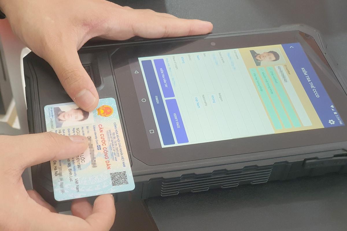 3. Sử dụng thiết bị đọc chíp trên thẻ CCCD.