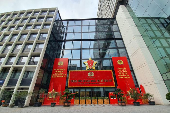 Theo đại diện Cục C06, việc xác minh thông tin cư trú của công dân được thực hiện bởi 7 phương thức, việc xin giấy xác nhận cư trú là một trong 7 phương thức được thực hiện. Việc cơ quan chức năng có nhiều cách để xác minh cư trú mà vẫn buộc người dân ra công an phường xin giấy xác nhận cư trú là "hành dân".