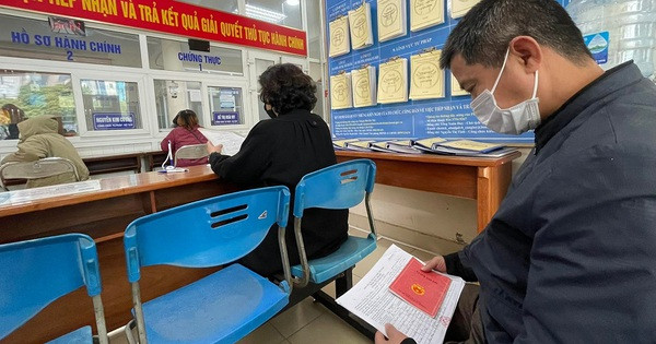 Sau hơn 1 tháng chính thức bỏ sổ hộ khẩu giấy, nhiều người dân phản ánh bức xúc khi vẫn phải xin giấy xác nhận cư trú khi thực hiện thủ tục hành chính. Việc bỏ sổ hộ khẩu giấy rồi chuyển sang một loại giấy xác nhận khác khiến nhiều người cho rằng quá trình này rất bất tiện và tốn nhiều thời gian.