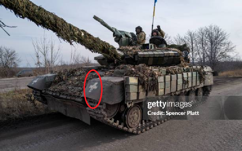 Đáng chú ý là quân Ukraine vẫn đang sử dụng biểu tượng thập tự màu trắng trong khu vực này. Biểu tượng này được thiết kế để phân biệt giữa bạn và thù trên chiến trường, nhưng dưới những đợt tấn công chính xác của quân Nga, những biểu tượng này dường như không phát huy tác dụng như mong đợi. Điều này cũng phản ánh phần nào tình thế bị động của quân Ukraine trên chiến trường. Ảnh: Getty Images.