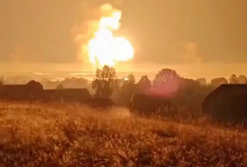 Theo ông, việc phòng tuyến của Lực lượng Vũ trang Ukraine bị chọc thủng là do sương mù dày đặc. Sương mù này hình thành do thời tiết ban ngày nắng, còn ban đêm thì mưa. Kết quả là quân Nga đã vượt qua chướng ngại vật trên mặt nước mà không bị phát hiện. Tuy nhiên, vị sĩ quan này nói rằng quân Ukraine đã cô lập được điểm đột phá, phong tỏa các binh sĩ Nga đã vượt sang bờ bên kia và hiện đang cố gắng tiêu diệt họ. Ảnh: DW.