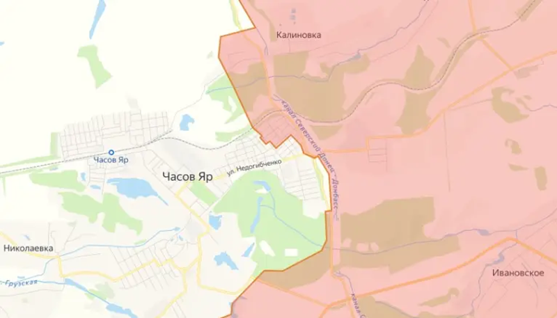 Ông Petrychak chính thức xác nhận thông tin về sự đột phá vào phòng tuyến của các lực lượng Kiev, điều mà một số trang tin của Ukraine và truyền thông nước ngoài đã đưa tin trước đó. Cụ thể, phóng viên Julian Röpcke của tờ Bild (Đức) cho biết, Quân đội Nga đã đột phá vào khu vực phía nam Chasov Yar, vượt qua kênh Seversky Donets - Donbass và tiến sâu 2,5 km về phía bờ tây. Ảnh: Topwar.