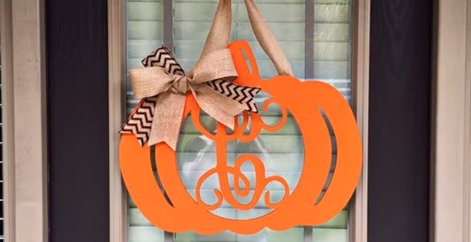 Người Trung Quốc quan niệm, bí ngô là biểu tượng lớn về sự giàu có. Vì vậy, treo những quả bí ngô có khắc họa tiết trước cửa nhà có tác dụng hút tài lộc và sự thịnh vượng. Ảnh: Jane.