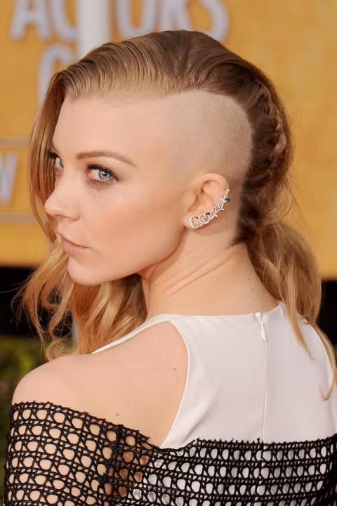 Natalie Dormer với hoa tai xoắn bấm quanh tai độc đáo. Ảnh: Elle.