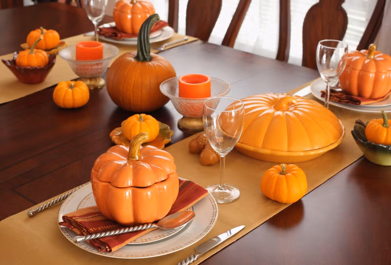 Những trái bí ngô vàng giúp trang trí bàn ăn đẹp mắt, vừa giúp cải thiện tâm trạng của mọi thành viên trong gia đình. Ảnh: Youne.