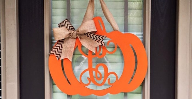 Người Trung Quốc quan niệm, bí ngô là biểu tượng lớn về sự giàu có. Vì vậy, treo những quả bí ngô có khắc họa tiết trước cửa nhà có tác dụng hút tài lộc và sự thịnh vượng. Ảnh: Jane.