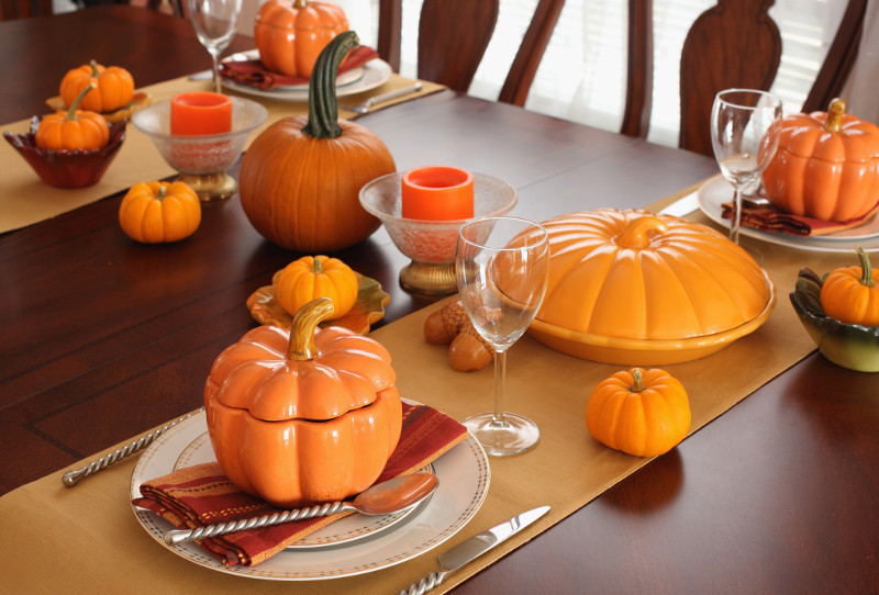 Những trái bí ngô vàng giúp trang trí bàn ăn đẹp mắt, vừa giúp cải thiện tâm trạng của mọi thành viên trong gia đình. Ảnh: Youne.