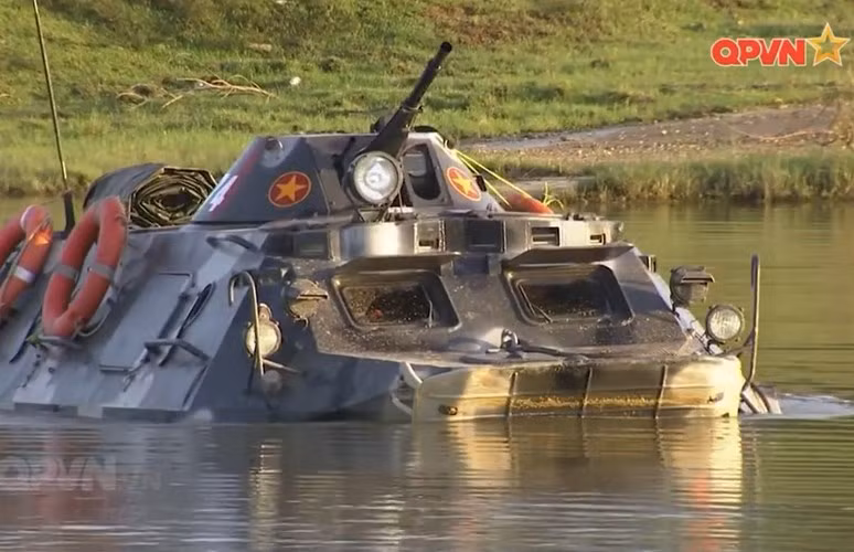 Theo báo QĐND, hiện Viện Kỹ thuật Cơ giới Quân sự đang thực hiện đề tài nghiên cứu lắp đặt các hệ thống dẫn động tháp súng bằng điện và quan sát, ngắm bắn đêm trên xe thiết giáp chở quân BTR-60PB. Nguồn ảnh: Quốc phòng Việt Nam