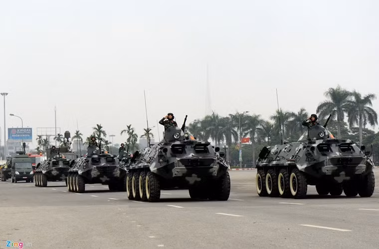 BTR-60PB là phiên bản của dòng xe thiết giáp 8x8 bánh BTR-60 được ra đời nhằm thay thế cho loại BTR-152 của những năm 1950. BTR-60 là một bước phát triển vượt bậc trên nhiều phương diện, có thể nói là cách mạng trong thực tế. Nó cung cấp cho Quân đội Liên Xô một phương tiện cực kì cơ động trên mọi địa hình lẫn khả năng bơi nước tốt, bảo vệ tốt cho binh sĩ trong xe lẫn hỏa lực không hề yếu. Những chiếc BTR-60 đầu tiên được gửi tới Việt Nam vào cuối những năm 1960, đầu những năm 1970. Nguồn ảnh: Zing