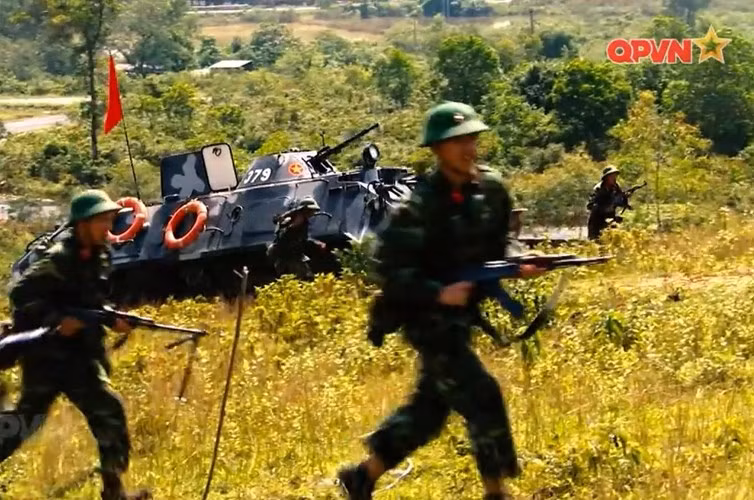 Cùng với việc nghiên cứu cải tiến khả năng chiến đấu của lực lượng xe tăng chủ lực, Viện Kỹ thuật Cơ giới Quân sự cũng đang tích cực triển khai nhiều đề tài cải tiến, nâng cấp các xe thiết giáp có trong biên chế. Điển hình là đề tài cải tiến hỏa lực của xe thiết giáp chở quân BTR-60PB – “taxi” chủ lực của Quân đội Nhân dân Việt Nam hiện nay. Nguồn ảnh: Quốc phòng Việt Nam