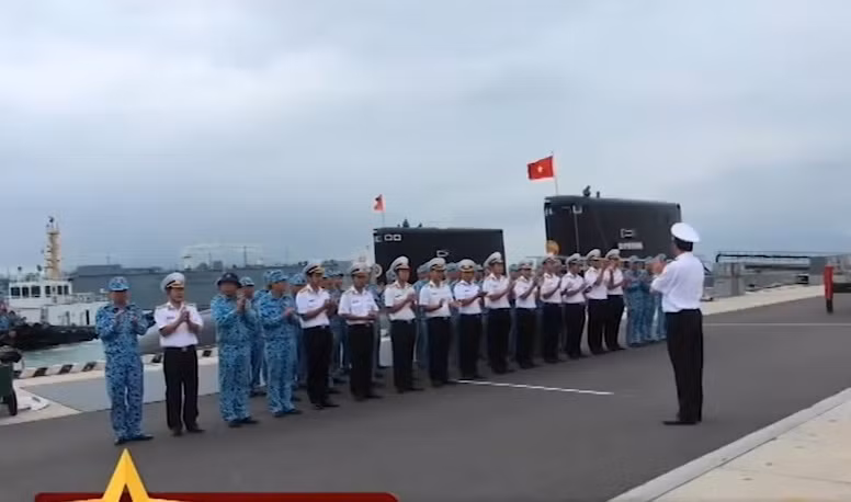  Tàu ngầm Bà Rịa-Vũng Tàu có lượng giãn nước khi nổi 2.350 tấn, khi lặn đến 4.000 tấn, dài 74m, tốc độ khi lặn 17-25 hải lý/h, lặn sâu đến 300m, có khả năng hoạt động trên biển đến 45 ngày. Tàu được trang bị 6 ống phóng ngư lôi 533mm tích hợp khả năng bắn tên lửa hành trình Klub-S. Nguồn ảnh: Quốc phòng Việt Nam