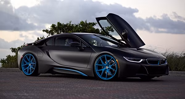 Hộp số 6 cấp tự động. Tốc độ tối đa giới hạn điện tử ở mức 250 km/h. Nếu chỉ sử dụng động cơ điện, i8 có phạm vi hoạt động được 37 km với tốc độ tối đa 120 km/h.