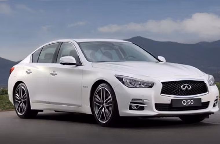  4. Infiniti Q50: Chiếc xe bị hủy hoại bởi hệ thống lái ngu ngốc. Bạn đưa ra một mệnh lệnh, máy tính sẽ quyết định xem có thích nó hay không rồi tự điều khiển các bánh xe.