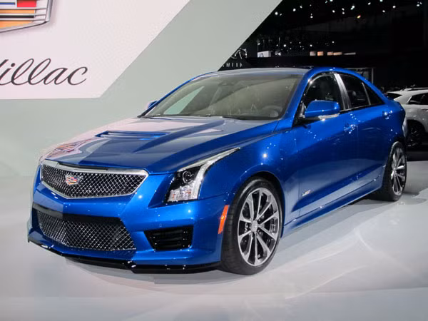 6. 2016 Cadillac ATS-V: Dòng ATS sử dụng động cơ tăng áp đôi (twin turbo) 3.6 lít V6 cùng hộp số sàn 6 cấp hoặc hộp số tự động 8 cấp. Xe có thể đạt vận tốc 96km/h trong 3,9 giây và tiếp tục tăng đến gần 300km/h. ATS-V bao gồm một máy ghi dữ liệu hiệu suất mà bạn có thể đăng nhập.