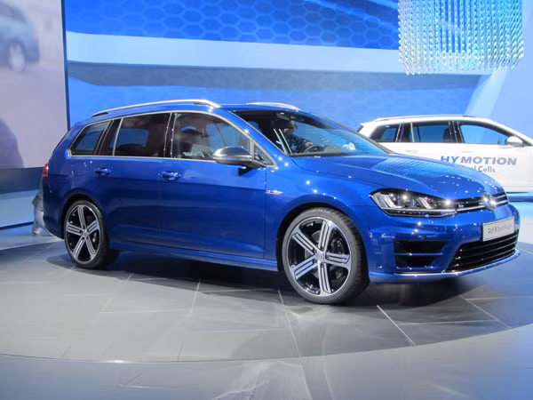 8. 2016 VW Golf R Sportwagen: Dòng xe sử dụng động cơ tăng áp 20 lít 4 xi lanh, 300 mã lực với hộp số bán tự động, hệ thống dẫn động bốn bánh, sức chứa 1,62 m3, thuận tiện và phù hợp với túi tiền.