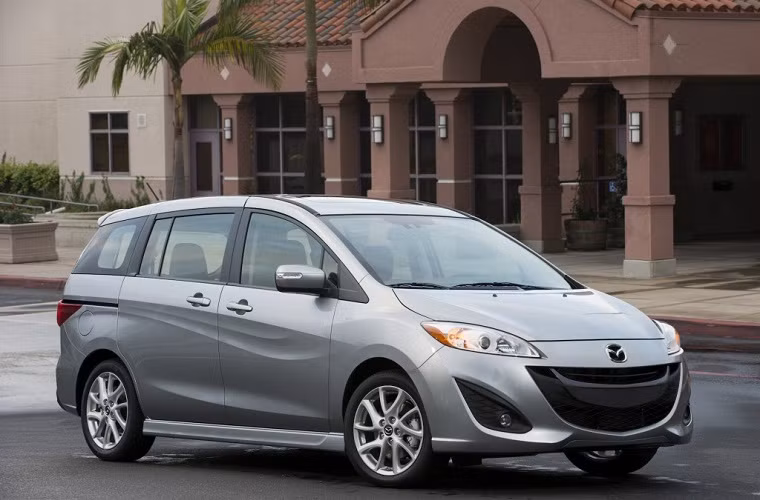 1. 2015 Mazda 5: Với mức giá $22,060 và có 6 chỗ ngồi cùng hệ thống xử lí ổn, khả năng cơ động tốt hỗ trợ đi lại dễ dàng, Mazda5 là lựa chọn phù hợp nếu không kể đến yếu tố về độ an toàn vì tính linh hoạt kém của nó.