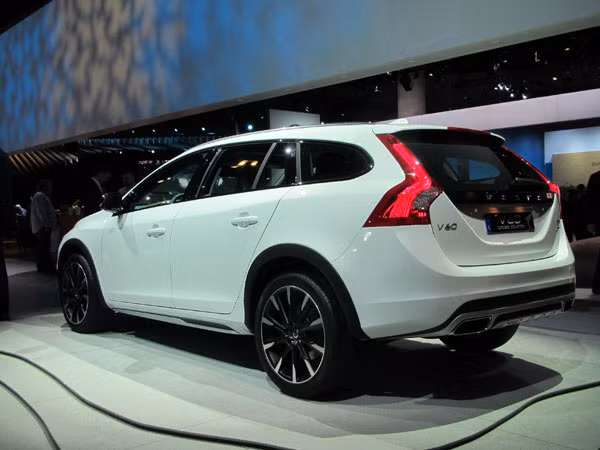 14. 2015 Volvo V60 Cross Country: Dòng V60 được thiết kế cho Audi Allroad, vì vậy có giá chỉ hơn $41,000. Động cơ 5 xi lanh thẳng hàng 250 mã lực, hộp số tự động 6 cấp, cung cấp 30 mã lực nhiều hơn Audi nhưng ít hơn hai bánh răng truyền. Chiếc xe sử dụng hệ thống điều khiển gốc núi để giúp xử lý các dốc nghiêng.