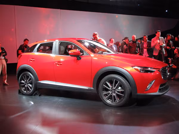 2. 2016 Mazda CX-3: có trục bánh xe 101.2 inch, tương tự với Mazda 2 trong thiết kế cơ khí. Dòng xe sử dụng bốn xi lanh 2.0 lít kết hợp hộp số tự động 6 cấp, sinh ra 155 mã lực ở các dòng Mazda khác. Hệ thống dẫn động bốn bánh được thiết kế tương tự với dòng CX-5. Đáng tiếc, Mazda không đề cấp đến hộp số sàn.