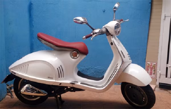  3. Vespa 946: Mẫu xe tay ga đắt nhất của Vespa xuất hiện tại Sài Gòn được tạo ra từ một người thợ với kinh nghiệm trên 20 năm chuyên sửa chữa và nâng cấp các dòng xe Vespa, biệt danh Phi Vespa.