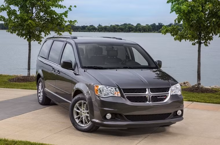 2. 2015 Dodge Grand Caravan: Sở hữu đến 7 chỗ ngồi nhưng chỉ có giá $22,390, đây là bản phát triển của minivan đầu với sự nâng cấp: Pentastar V-6, sáu hộp số tự động thông suốt...