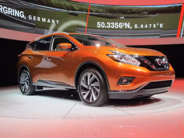 13. 2015 Nissan Murano: Dòng xe có chiều dài 111,2 inches nhưng dài hơn ở vài chỗ để cung cấp thêm 0,11 m3 khoang chứa hàng và nhẹ hơn so với người tiền nhiệm 60kg. Động cơ 3,5 lít V6, 260 mã lực kết hợp với hộp số vô cấp. Hiệu quả sử dụng nhiên liệu ở các mô hình mới tăng lên 20%.