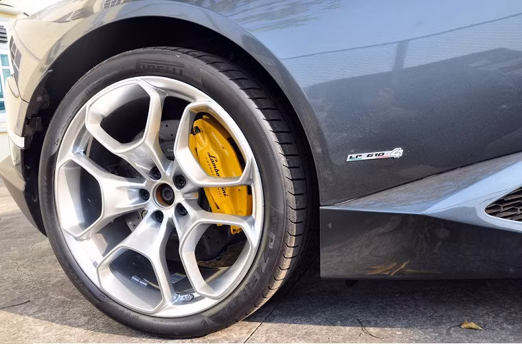 Sức mạnh động cơ truyền đến hai trục xe thông qua hộp số ly hợp kép, hệ truyền động 4 bánh. Huracan LP610-4 được trang bị tiêu chuẩn phanh gốm carbon.